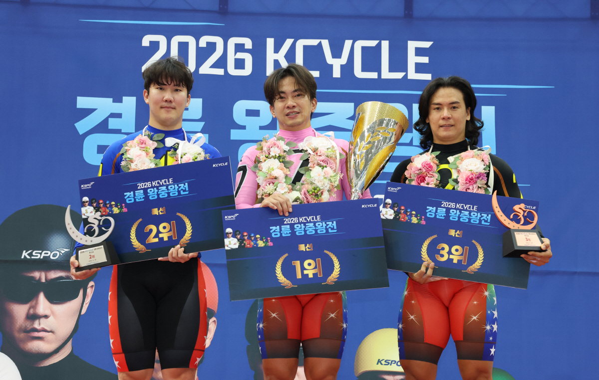 2026 KCYCLE 왕중왕전 특선급 입상 선수(왼쪽부터 2위 이재림, 1위 정종진, 3위 공태민) 사진제공=국민체육진흥공단