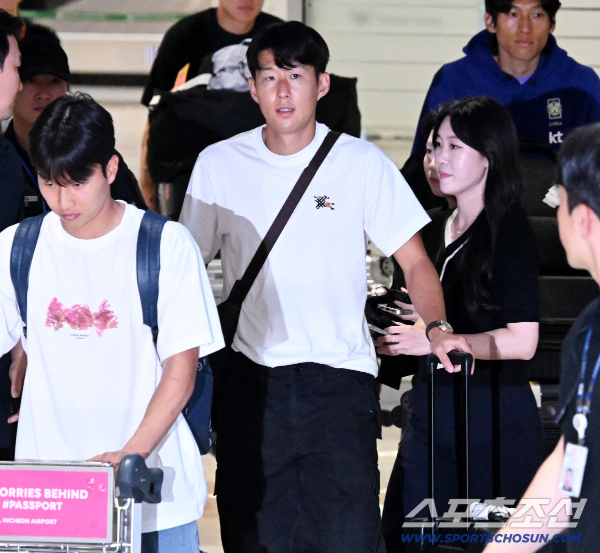 2026 북중미 월드컵을 마친 손흥민이 1일 인천공항을 통해 귀국했다. 엄지성과 함께 입국장으로 들어서는 손흥민의 모습. 인천공항=허상욱 기자 wook@sportschosun.com/2026.07.01/
