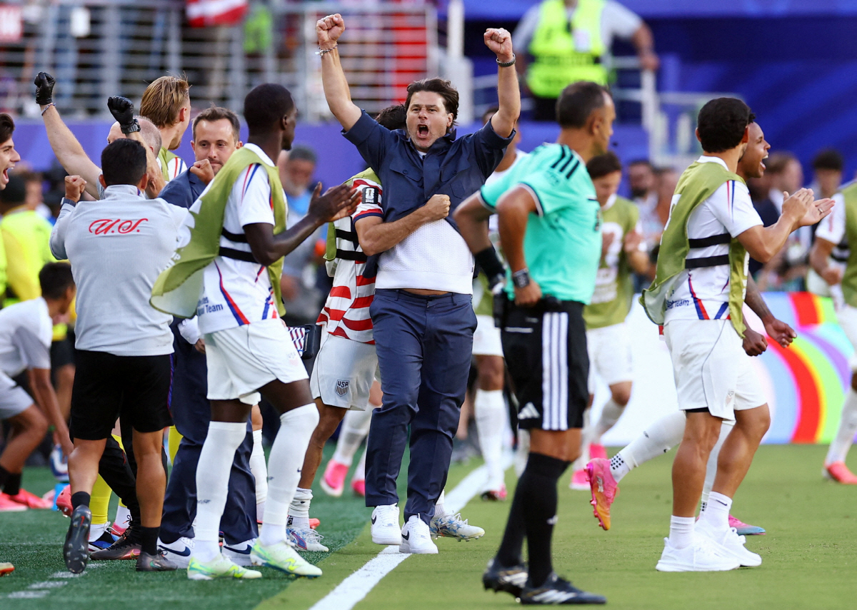 Soccer Football - FIFA World Cup 2026 - Round of 32 - United States v Bosnia and Herzegovina - San Francisco Bay Area Stadium, Santa Clara, California, U.S. - July 1, 2026 U.S. coach Mauricio Pochettino celebrates after the match as United States qualify for the Round of 16 stage of the World Cup REUTERS/Phil Noble TPX IMAGES OF THE DAY