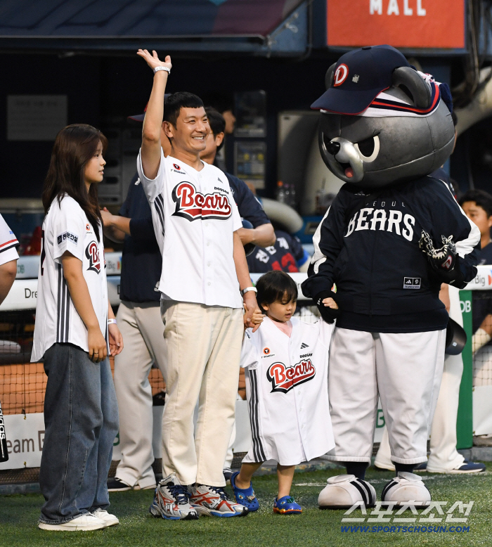 Seong-Ho Jeong Enjoys a Family Outing to the Baseball Stadium