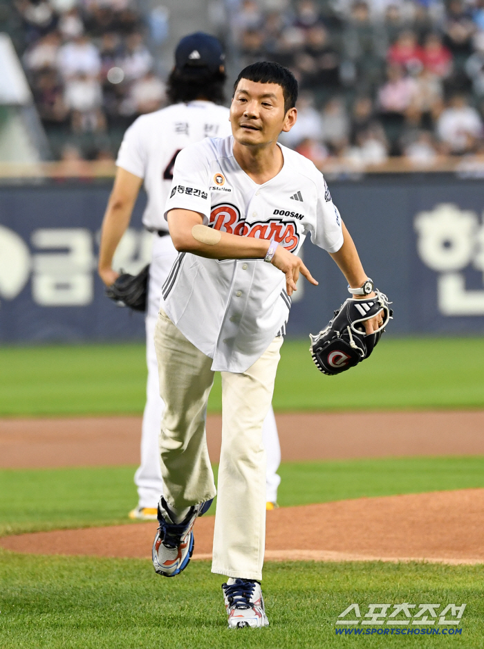 Seong-Ho Jeong Throws a Powerful First Pitch