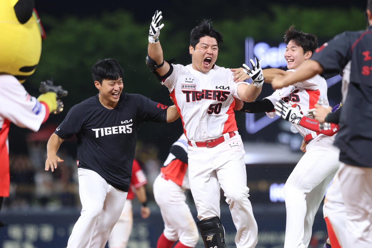동료들에게 축하받는 KIA 타이거즈 박상준(가운데). 사진제공=KIA 타이거즈