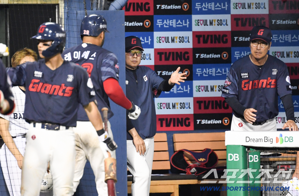 2일 잠실구장에서 열린 두산과 롯데의 경기. 8회초 1사 1,2루 롯데 레이예스 스리런포가 터지자 김태형 감독이 기뻐하고 있다. 잠실=박재만 기자 pjm@sportschosun.com/2026.07.02/