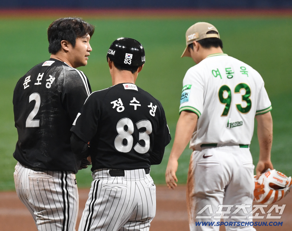 2일 고척돔에서 열린 KBO리그 키움과 LG의 경기. 1회초 1사 1, 3루. 송찬의 2루타 때 1루주자 문보경이 3루에서 슬라이딩 세이프되고 있다. 고척=송정헌 기자 songs@sportschosun.com/2026.07.02/