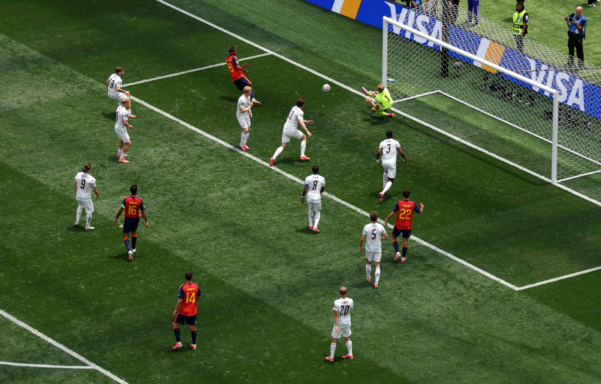 역시 우승후보! '오야르사발 멀티골' 스페인, '유효슈팅 0개' 오스트리아에 3-0 대승 '16강 진출'...포르투갈-크로아티아전 승자와 격돌[월드컵 리뷰]