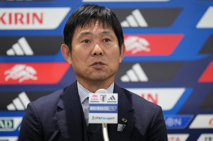 "홍명보 감독 칭찬하는 보도 해주세요" '라이벌' 日 감독이 꺼낸 이례적 요청...모리야스 "몸 부서지도록 노력했어, 역대 최악 아냐" 옹호