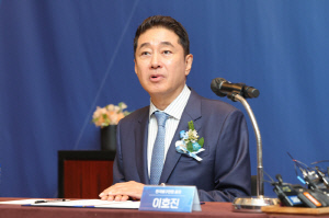 이호진 KOVO 신임 총재 공식 취임 "부모님의 배구 사랑 이어 무거운 사명감"[일문일답]