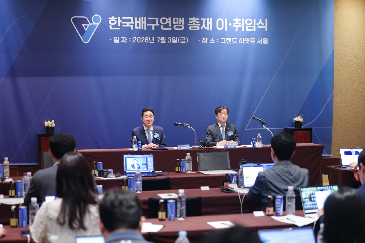(서울=연합뉴스) 서대연 기자 = 이호진 한국배구연맹 신임 총재(왼쪽)와 엄재용 사무총장이 3일 서울 용산구 그랜드 하얏트 서울에서 열린 한국배구연맹 총재 이·취임식 기자회견에서 취재진 질문에 답하고 있다. 2026.7.3 dwise@yna.co.kr