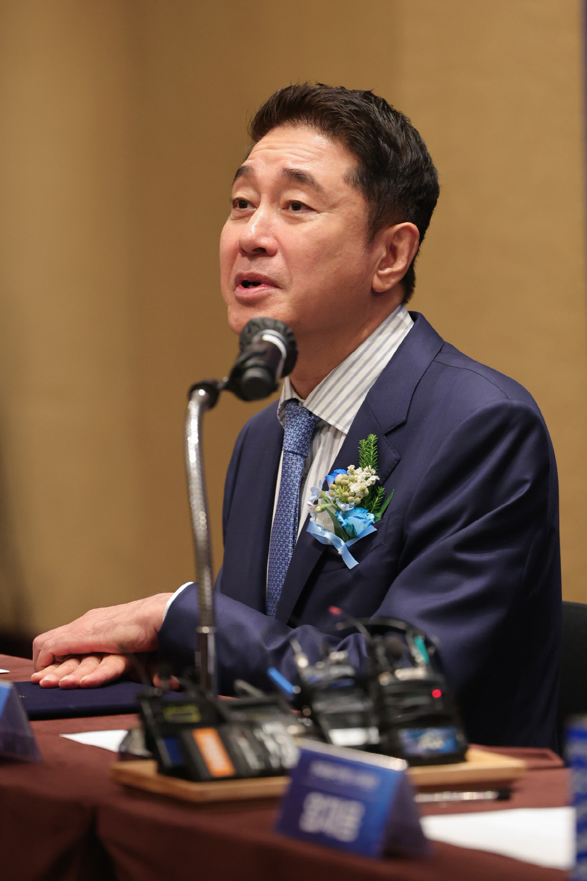 (서울=연합뉴스) 서대연 기자 = 이호진 한국배구연맹 신임 총재가 3일 서울 용산구 그랜드 하얏트 서울에서 열린 한국배구연맹 총재 이·취임식 기자회견에서 취임 소감을 밝히고 있다. 2026.7.3 dwise@yna.co.kr