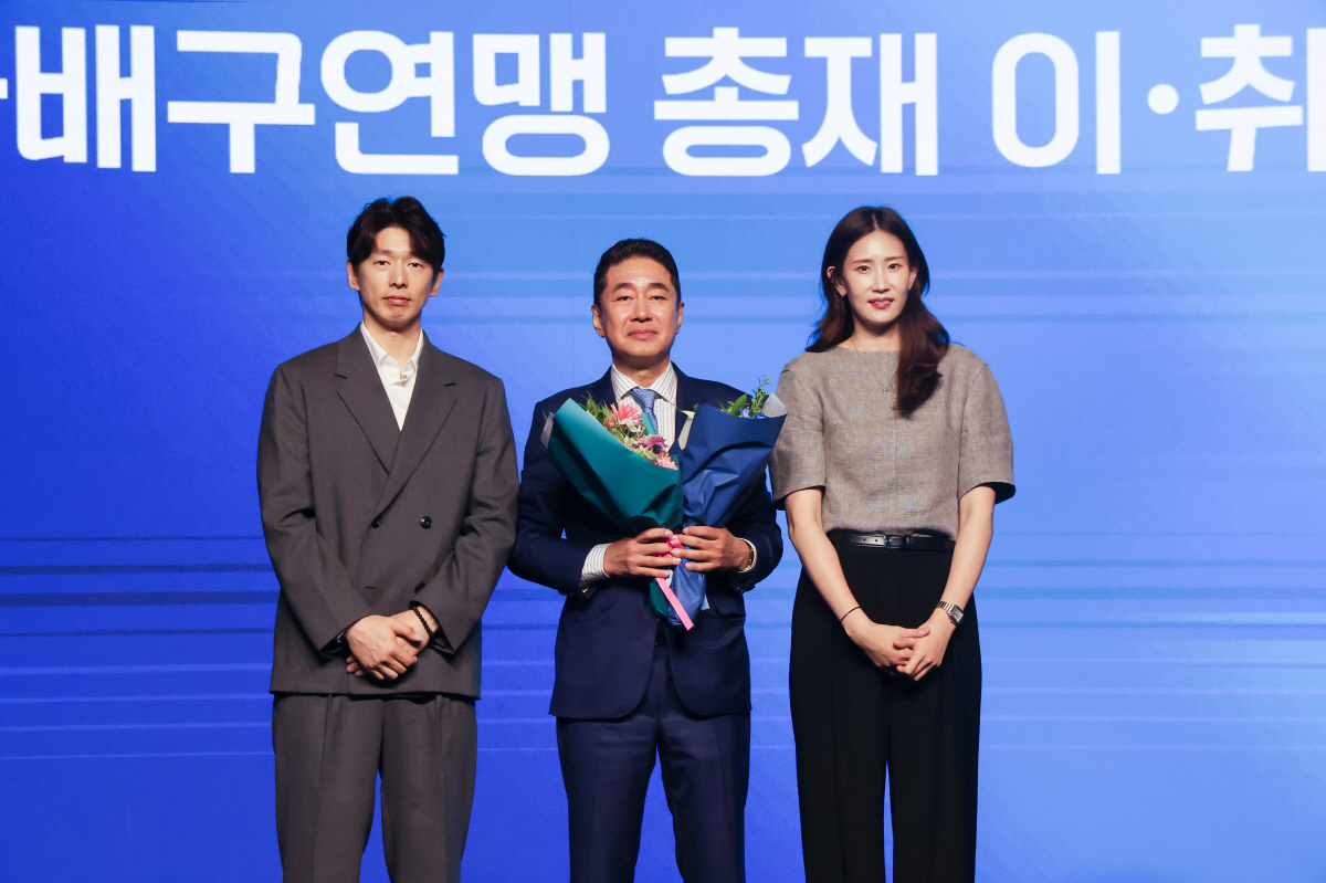 이호진 한국배구연맹 신임 총 재(가운데)가 3일 서울 용산구 그랜드 하얏트 서울에서 열린 한국배구연맹 총재 이·취임식에서 대한항공 한선수(왼쪽), 흥국생명 김수지에게 축하를 받은 뒤 기념사진을 찍고 있다. 2026.7.3연합뉴스