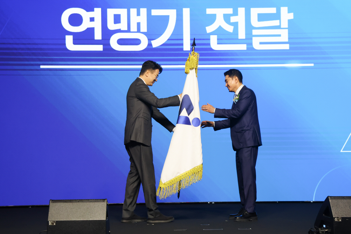 이호진 한국배구연맹 신임 총재가 3일 서울 용산구 그랜드 하얏트 서울에서 열린 한국배구연맹 총재 이·취임식에서 조원태 전임 총재로부터 연맹기를 전달받고 있다. 2026.7.3 연합뉴스