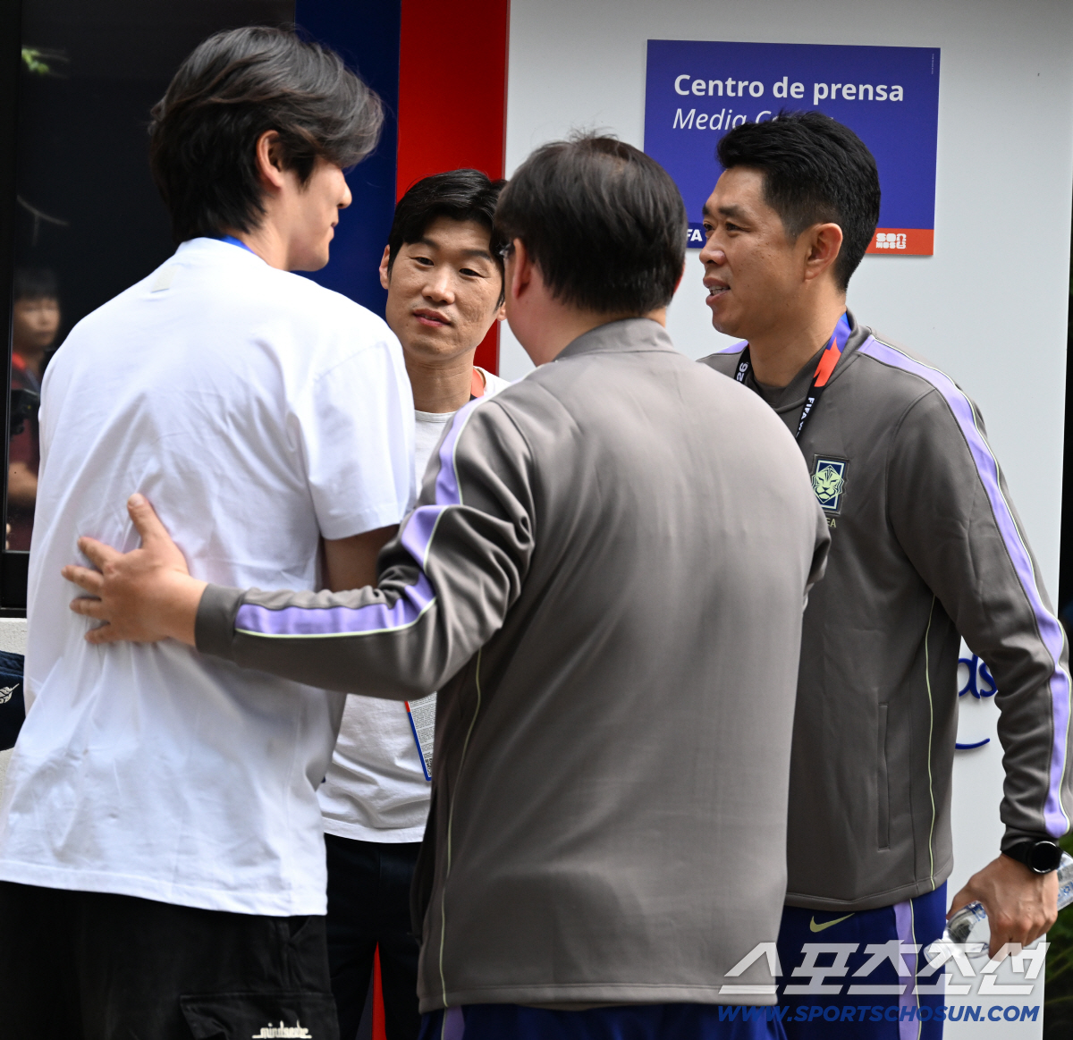 11일(한국시각) 멕시코 과달라하라 인근 사포판 월드컵대표팀 베이스캠프 훈련장 치바스 베르데 바예에서 진행된 대한민국 월드컵 대표팀의 공식 훈련. 훈련장을 찾은 기성용이 박지성, 현영민 해설위원과 인사를 나누고 있다. 사포판(멕시코)=허상욱 기자 wook@sportschosun.com/2026.06.11/