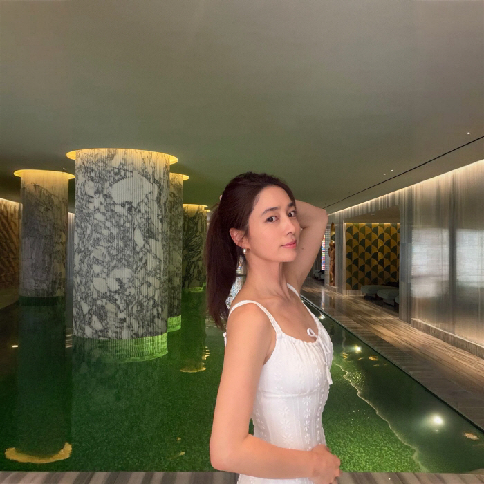 Lee Min-jung Shows Off a Pure, Elegant Swimsuit Look at a Five-Star Hotel... Enjoying a Carefree Break Away from Parenting