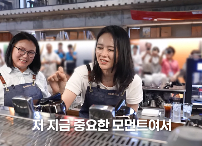 한가인, 연매출 557억 카페 마비시켰다...알바 체험 중 결국 "나 어떡하냐"