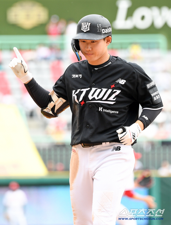 "엔트리에서 뺄 수도 없고…" '허리통증' 타격 1위 → MVP 후보 언제 오나, 속타는 사령탑 [체크]