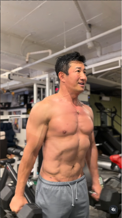 '원조 몸짱' 이훈, 53세에도 성난 가슴근육…17년 만 복귀준비 끝