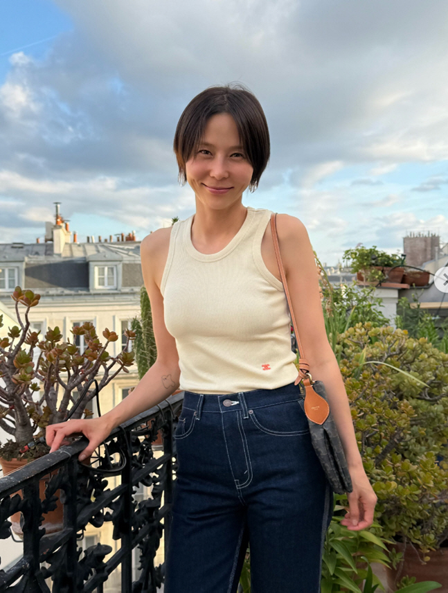 Kim Na-young Shows Off Her Distinctively Slim Figure in Paris... Prominent Shoulder Bones Visible Under a Sleeveless Top