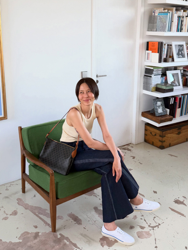 Kim Na-young Shows Off Her Distinctively Slim Figure in Paris... Prominent Shoulder Bones Visible Under a Sleeveless Top