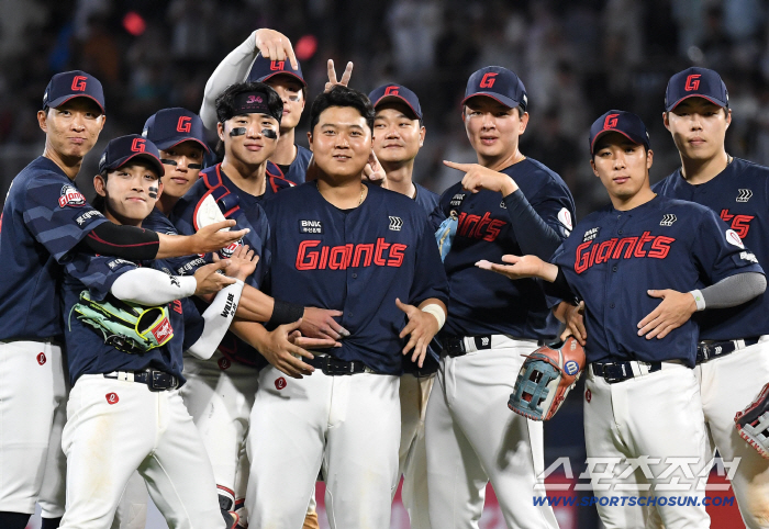 "더 과감하게 쳐라" 홈런→병살타→홈런! '롯데 4번타자' 한동희, 더이상 망설임은 없다…2185일만의 '감격' [인터뷰]