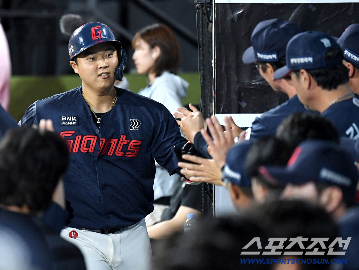 3일 수원 케이티위즈파크에서 열린 KT와 롯데의 경기. 8회 투런홈런을 날린 롯데 한동희. 수원=송정헌 기자 songs@sportschosun.com/2026.07.03/