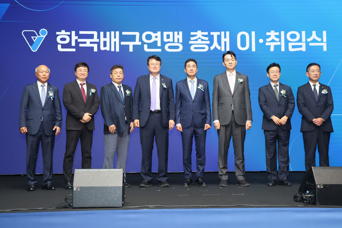 (서울=연합뉴스) 서대연 기자 = 이호진 한국배구연맹 신임 총 재(왼쪽 다섯번째)가 3일 서울 용산구 그랜드 하얏트 서울에서 열린 한국배구연맹 총재 이·취임식에서 조원태 전 총재(오른쪽 세번째), 김대현 문화체육관광부 제2차관(왼쪽 네번째)등 참석자들과 함께 기념사진을 찍고 있다. 2026.7.3