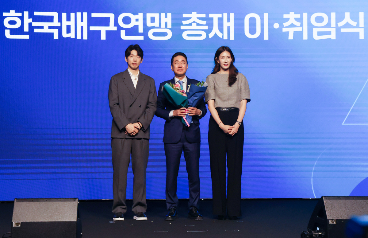(서울=연합뉴스) 서대연 기자 = 이호진 한국배구연맹 신임 총 재(가운데)가 3일 서울 용산구 그랜드 하얏트 서울에서 열린 한국배구연맹 총재 이·취임식에서 대한항공 한선수(왼쪽), 흥국생명 김수지에게 축하를 받은 뒤 기념사진을 찍고 있다. 2026.7.3 dwise@yna.co.kr