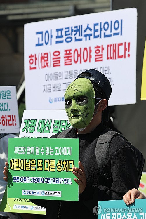 [삶] "유치원서 졸업선물로 인형 받았는데 포장 뜯었다고 엄청 맞아"