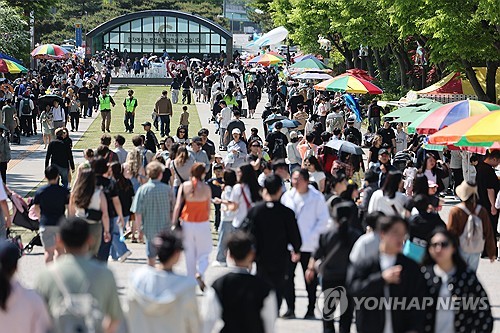 [삶] "유치원서 졸업선물로 인형 받았는데 포장 뜯었다고 엄청 맞아"