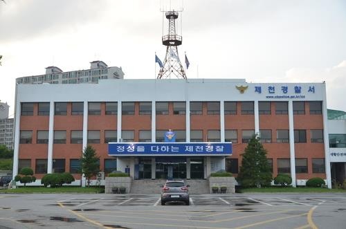 [삶] "유치원서 졸업선물로 인형 받았는데 포장 뜯었다고 엄청 맞아"