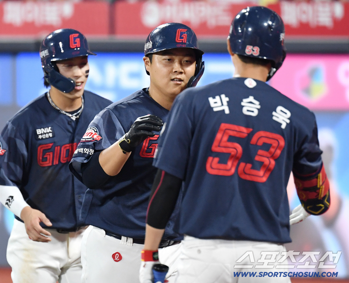 3일 수원 케이티위즈파크에서 열린 KT와 롯데의 경기. 8회 투런홈런을 날린 롯데 한동희. 수원=송정헌 기자 songs@sportschosun.com/2026.07.03/
