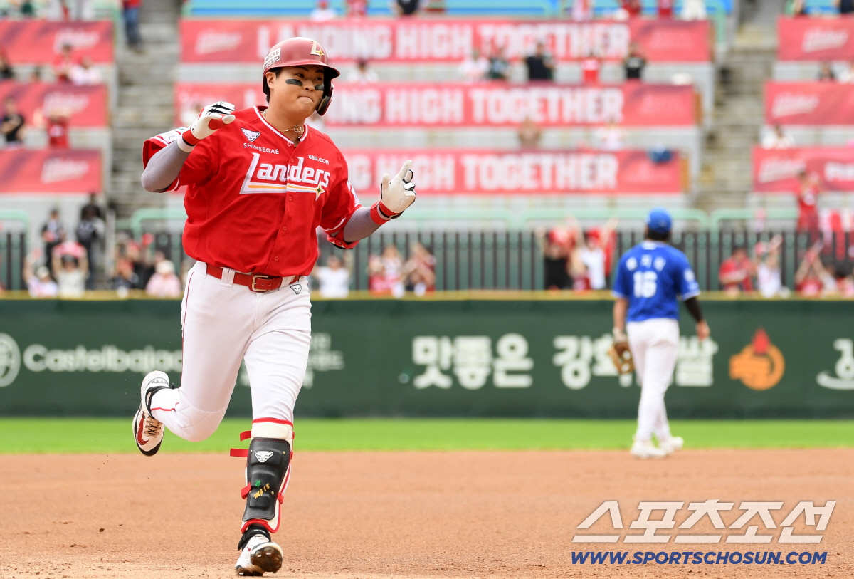 11일 인천SSG랜더스필드에서 열린 SSG와 삼성의 준PO 2차전. 2회말 1사 SSG 고명준이 솔로포를 날린 뒤 환호하고 있다. 인천=박재만 기자 pjm@sportschosun.com/2025.10.11/