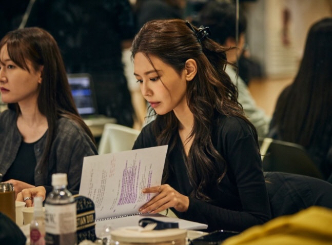 최수영, 정경호와 결별 후 '본업 복귀'…연극 D-4 "극장서 만나요"