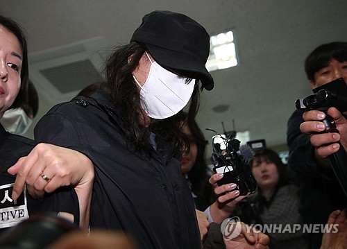 (대구=연합뉴스) 김현태 기자 = 50대 모친의 시신을 캐리어에 담아 유기한 혐의로 긴급 체포된 20대 딸이 2일 대구지법에 도착해 영장실질심사를 받으려 이동하고 있다. 2026.4.2 mtkht@yna.co.kr