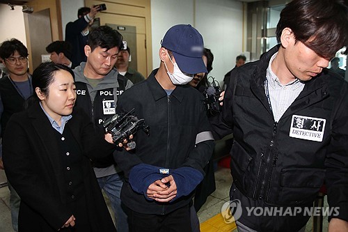 (대구=연합뉴스) 김현태 기자 = 장모를 폭행 살해한 뒤 캐리어에 시신을 담아 유기한 혐의로 긴급 체포된 20대 사위가 2일 대구지법에 도착해 영장실질심사를 받으려 이동하고 있다. 2026.4.2 mtkht@yna.co.kr