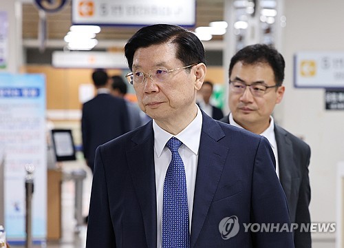 (서울=연합뉴스) 김주형 기자 = 비화폰 전자 정보 삭제 등의 혐의를 받는 박종준 전 대통령 경호처장이 2일 서울 서초구 서울중앙지법에서 열린 1심 선고 공판에 출석하고 있다. 2026.5.21 kjhpress@yna.co.kr