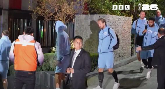 호텔로 들어가는 잉글랜드 축구 대표팀. 사진=BBC 영상 캡처.