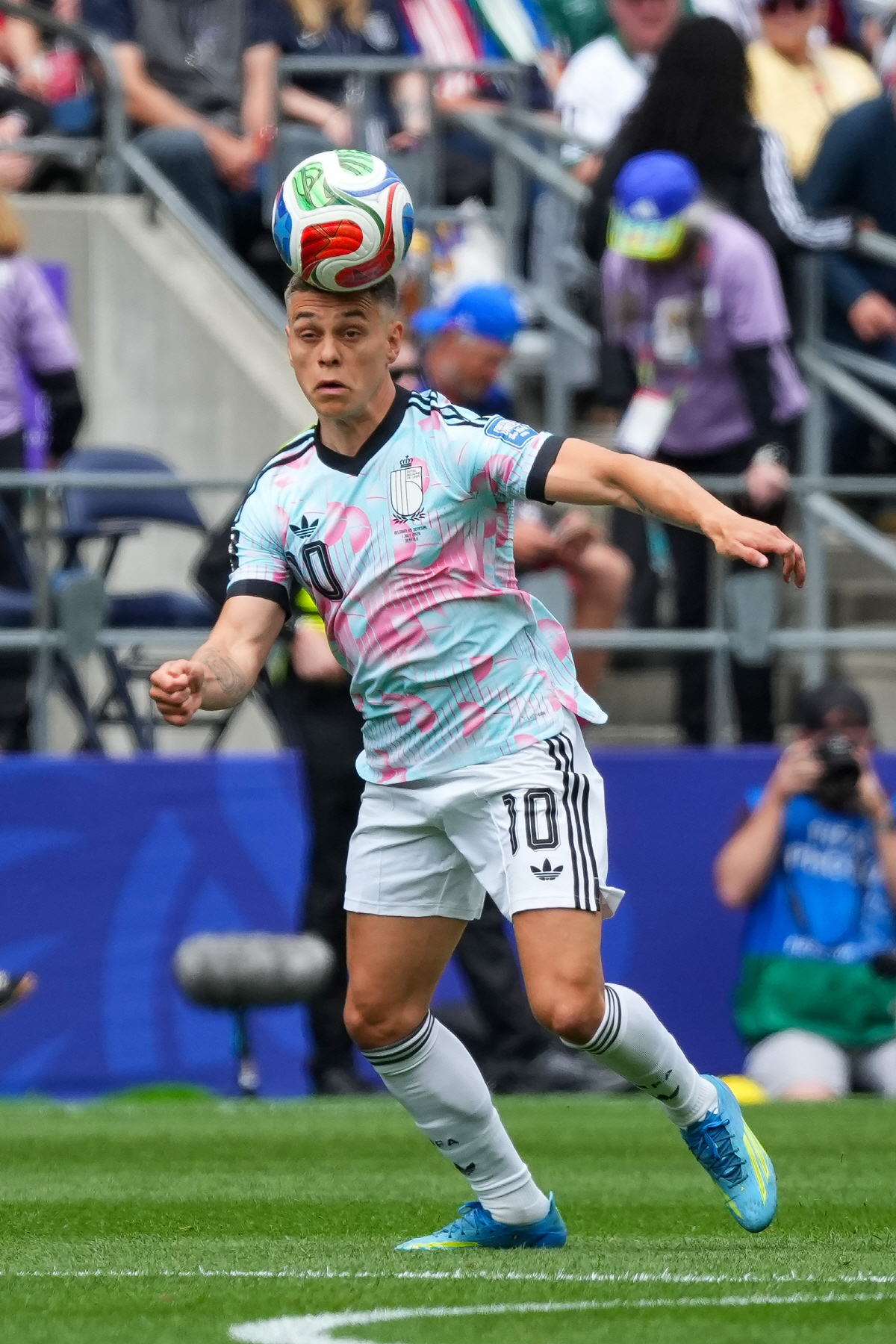 Belgium's Leandro Trossard (10) heads the ballduring the World Cup round of 32 soccer match between Belgium and Senegal in Seattle, Wednesday, July 1, 2026. (AP Photo/Ted S. Warren)