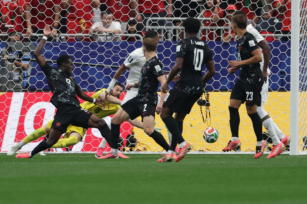 epa13086957 Goalkeeper Maxime Crepeau (2-L) of Canadaconcedes the 0-1 goal during the FIFA World Cup 2026 Round of 16 match Canada against Morocco, in Houston, USA, 04 July 2026. EPA/CHRISTOPHER NEUNDORF