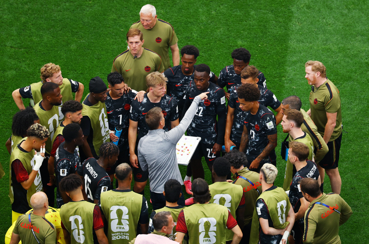 Soccer Football - FIFA World Cup 2026 - Round of 16 - Canada v Morocco - Fans gather in Vancouver - Vancouver, Canada - July 4, 2026 Canada coach Jesse Marsch gives instructions to players during a hydration break REUTERS/Issei Kato