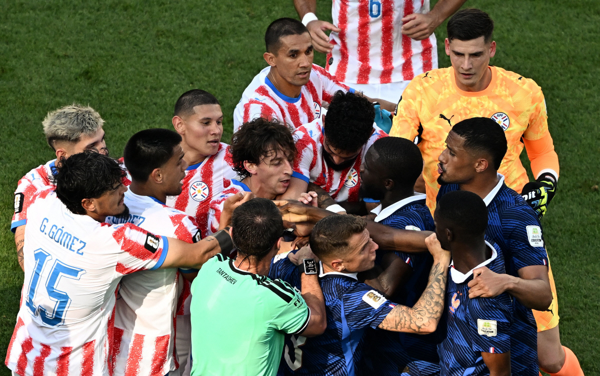 TOPSHOT - Paraguay and France players argue past Uzbek referee Ilgiz Tantashev during the 2026 World Cup round of 16 football match between Paraguay and France at the Philadelphia Stadium in Philadelphia on July 4, 2026. (Photo by Jewel SAMAD / AFP)