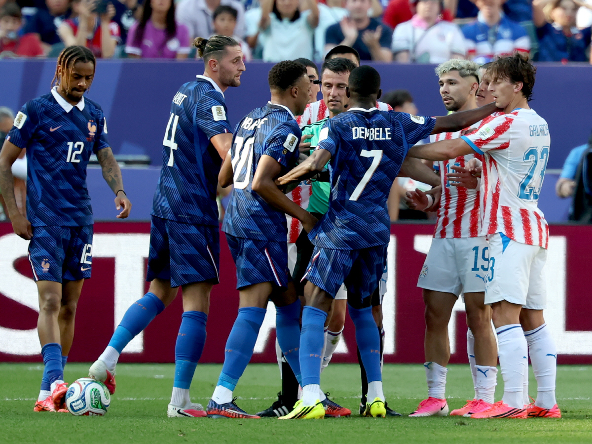 epa13087743 Referee Ilgiz Tantashev (C) tries to seperate players of France and Paraguay during the FIFA World Cup 2026 Round of 16 match Paraguay against France, in Philadelphia, USA, 04 July 2026. EPA/SARAH YENESEL