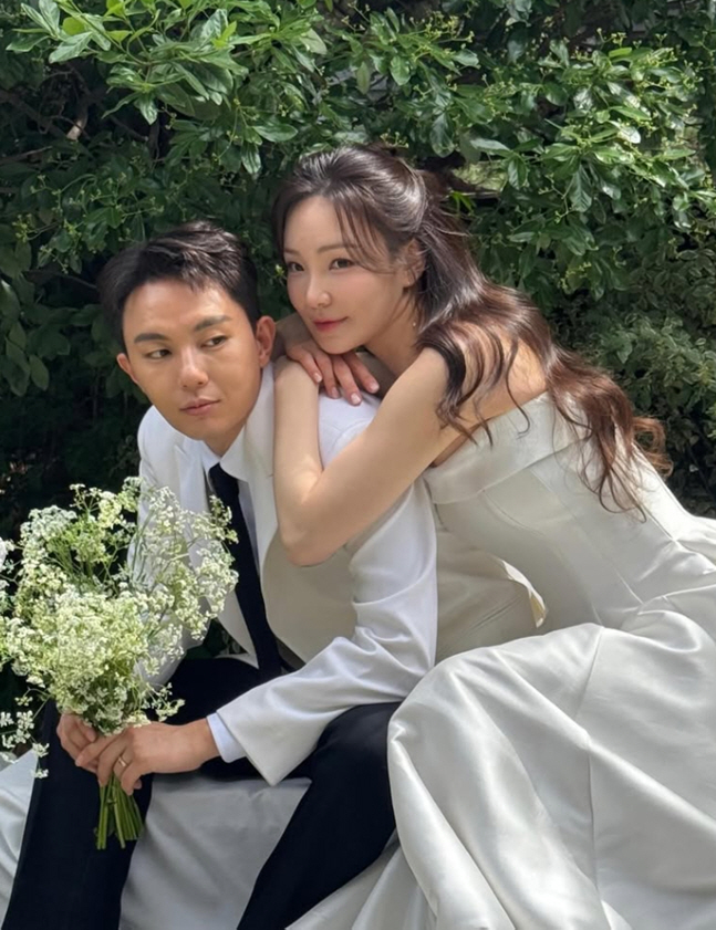 Lee A-young of 'Love After Divorce' files complaint while holding wedding invitation gathering... 'Attack on her lawyer husband-to-be and acquaintances'
