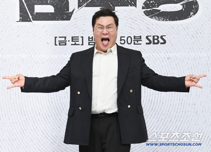 Yoon Kyung-ho in 'Mr. Kim' Delivers Dopamine-Pumping Comedy in 'Rock and Roll' Mode, Then Shines in a Surprise Action Turn
