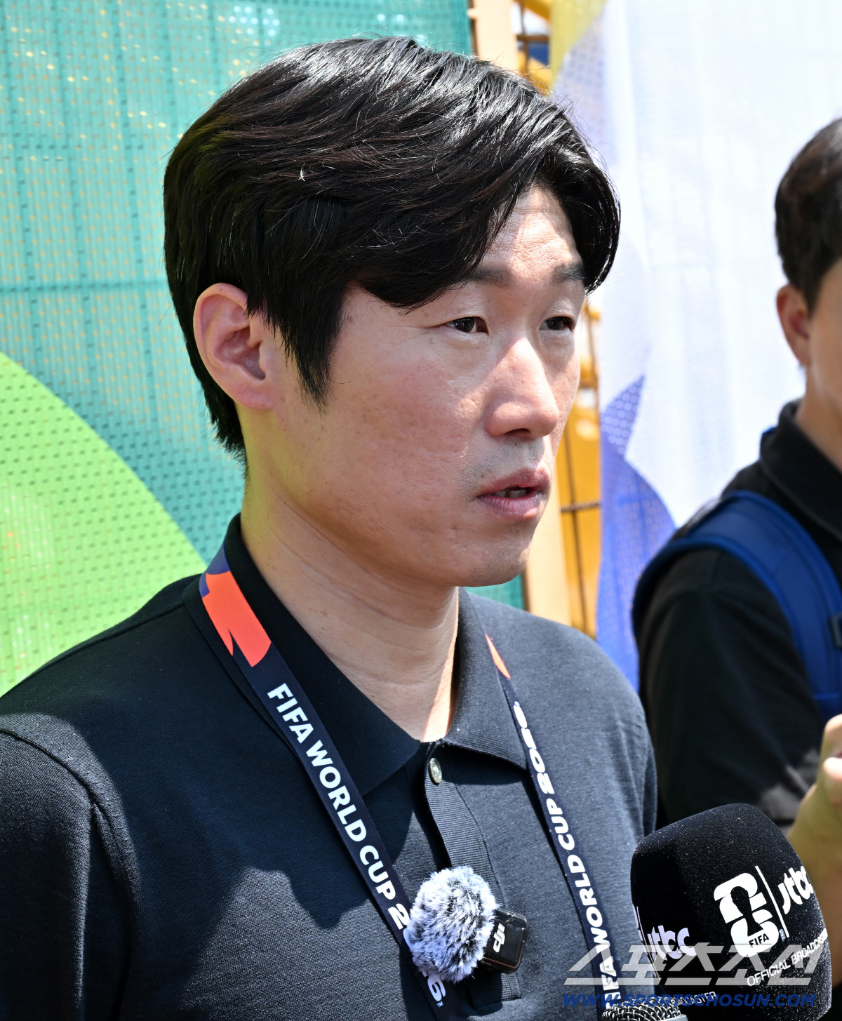 2026 북중미 월드컵 남아공전을 하루 앞둔 대한민국 월드컵 대표팀이 24일(한국시각) 멕시코 몬테레이 인근 산니콜라스의 에스타디오 우니베르시타리오에서 공식 훈련을 가졌다. 훈련장을 찾은 박지성 해설위원이 취재진과 인터뷰를 하고 있다. 산니콜라스(멕시코)=허상욱 기자 wook@sportschosun.com/2026.06.24/
