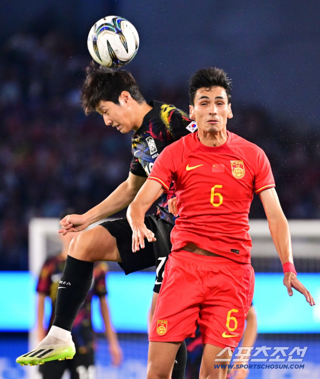 남자 축구대표팀이 1일 오후 중국 항저우 황룽스포츠센터에서 항저우아시안게임 중국과 8강 경기를 펼쳤다. 공중볼 대결을 펼치고 있는 이강인. 항저우(중국)=송정헌 기자 songs@sportschosun.com/2023.10.01/