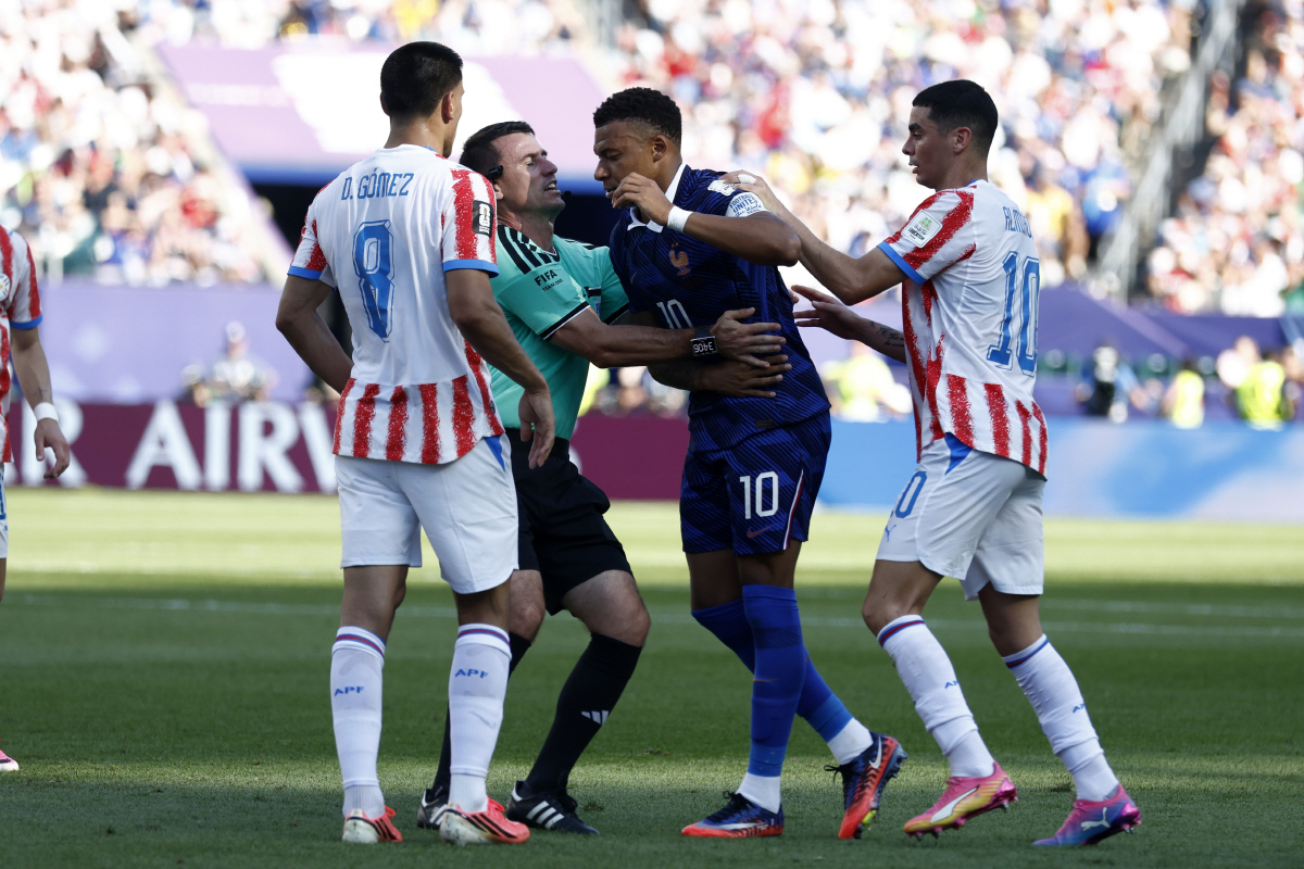 epa13087719 Referee Ilgiz Tantashev (C) comes between Diego Gomez of Paraguay (L) and Kylian Mbappe of France (2-R) during the FIFA World Cup 2026 Round of 16 match Paraguay against France, in Philadelphia, Pennsylvania, USA, 04 July 2026. EPA/WILL OLIVER