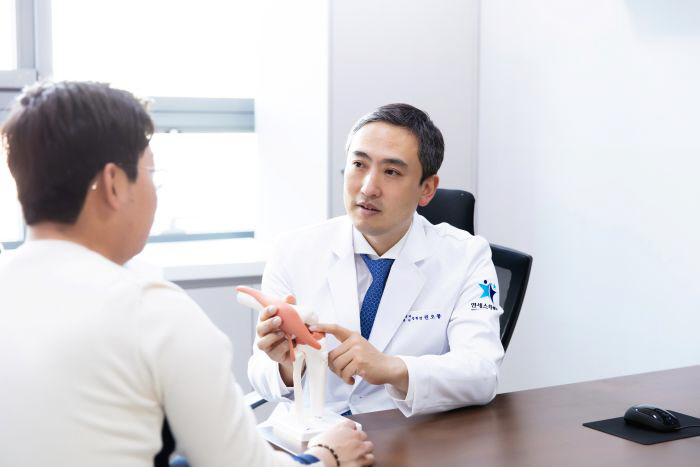 Director Kwon Oh-ryong during treatment