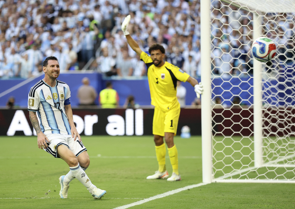 (260704) -- MIAMI, July 4, 2026 (Xinhua) -- Lionel Messi (L) of Argentina and Cabo Verde's goalkeeper Vozinha compete during the round of 32 match between Argentina and Cabo Verde at the 2026 FIFA World Cup at Miami Stadium, Miami, the United States, July 3, 2026. (Xinhua/Zhang Chen)