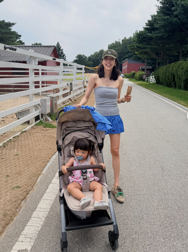 At 42, Son Dam-bi Steps Out in a Bold Tube Top, Showing Off Her 168 cm, 46 kg Figure as a New Mom