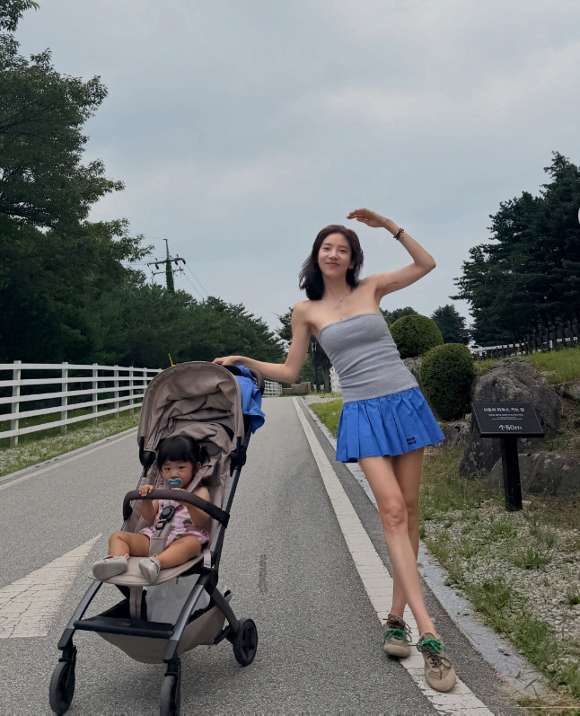 At 42, Son Dam-bi Steps Out in a Bold Tube Top, Showing Off Her 168 cm, 46 kg Figure as a New Mom